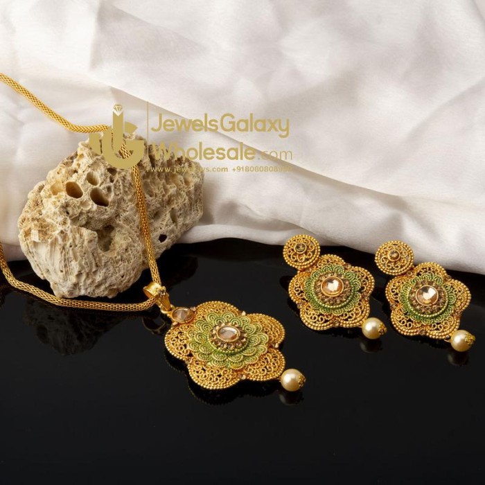 Gold-Toned GP Kundan Pearl Necklace Set