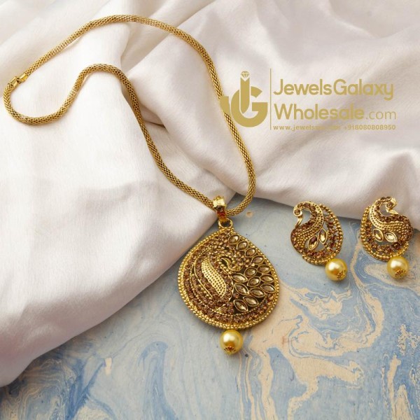 Gold-Toned Paisley Design GP Kundan Pearl Necklace Set