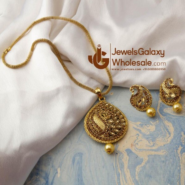 Gold-Toned Paisley Design GP Kundan Pearl Necklace Set